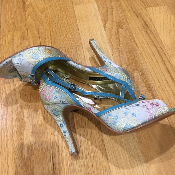 VTG Nyla Sylvia Floral Gold Brocade Peep Toe Heels - Picture 4 of 4
